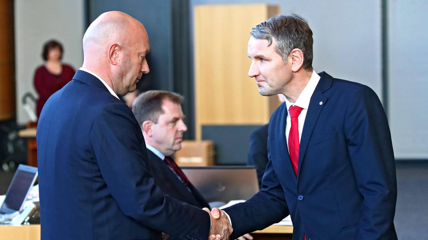 Wahl des neuen Ministerpräsidenten Thüringen: Björn Höcke von der AfD (rechts) gratuliert Thomas Kemmerich FDP, dem neu gewählten Ministerpräsidenten in Thüringen.