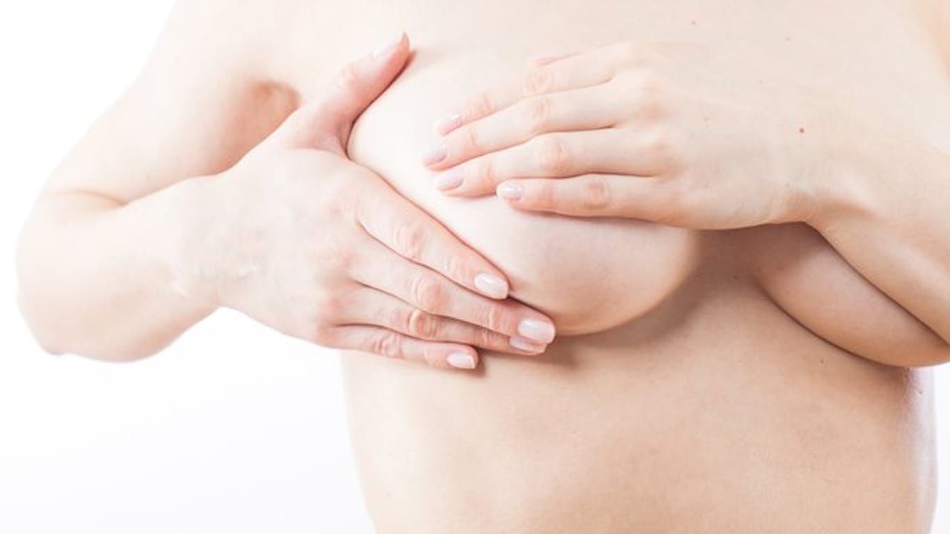 Krebsfrüherkennung: Regelmäßiges Abtasten der Brüste hilft. Doch wer mit seinen Brüsten unzufrieden ist, verzichtet öfter auf diese Vorsorge.