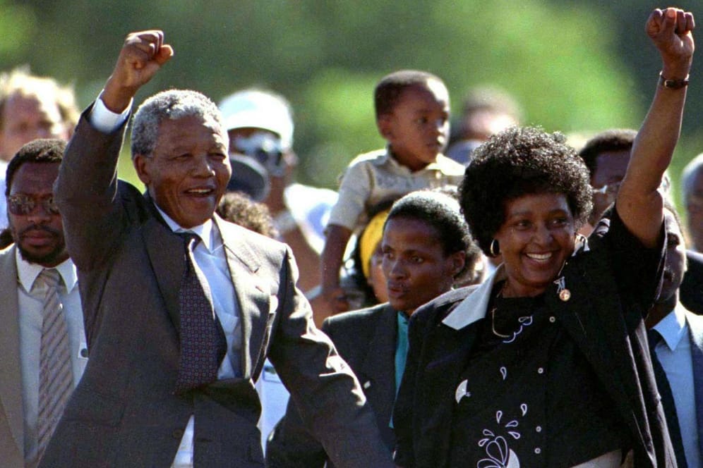Nelson Mandela: Er kam am 11. Februar 1990 aus dem Gefängnis frei.
