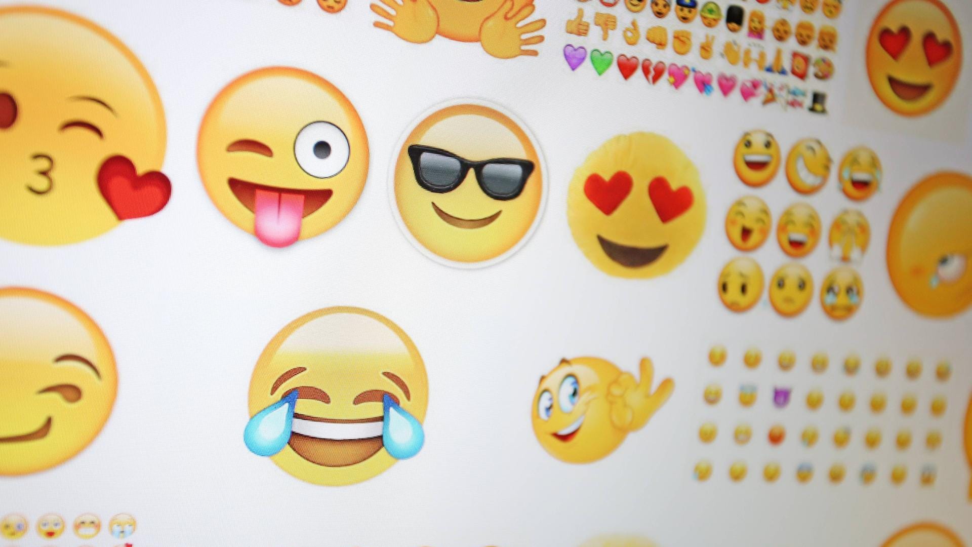 Emojis auf einem PC Monitor: Google gibt Nutzern mehr Auswahl.