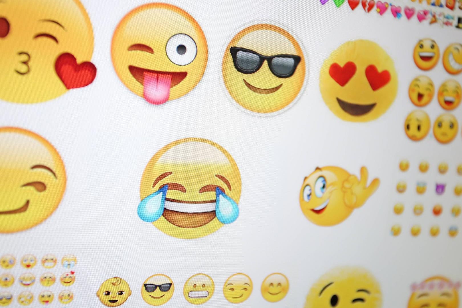 Emojis auf einem PC Monitor: Google gibt Nutzern mehr Auswahl.