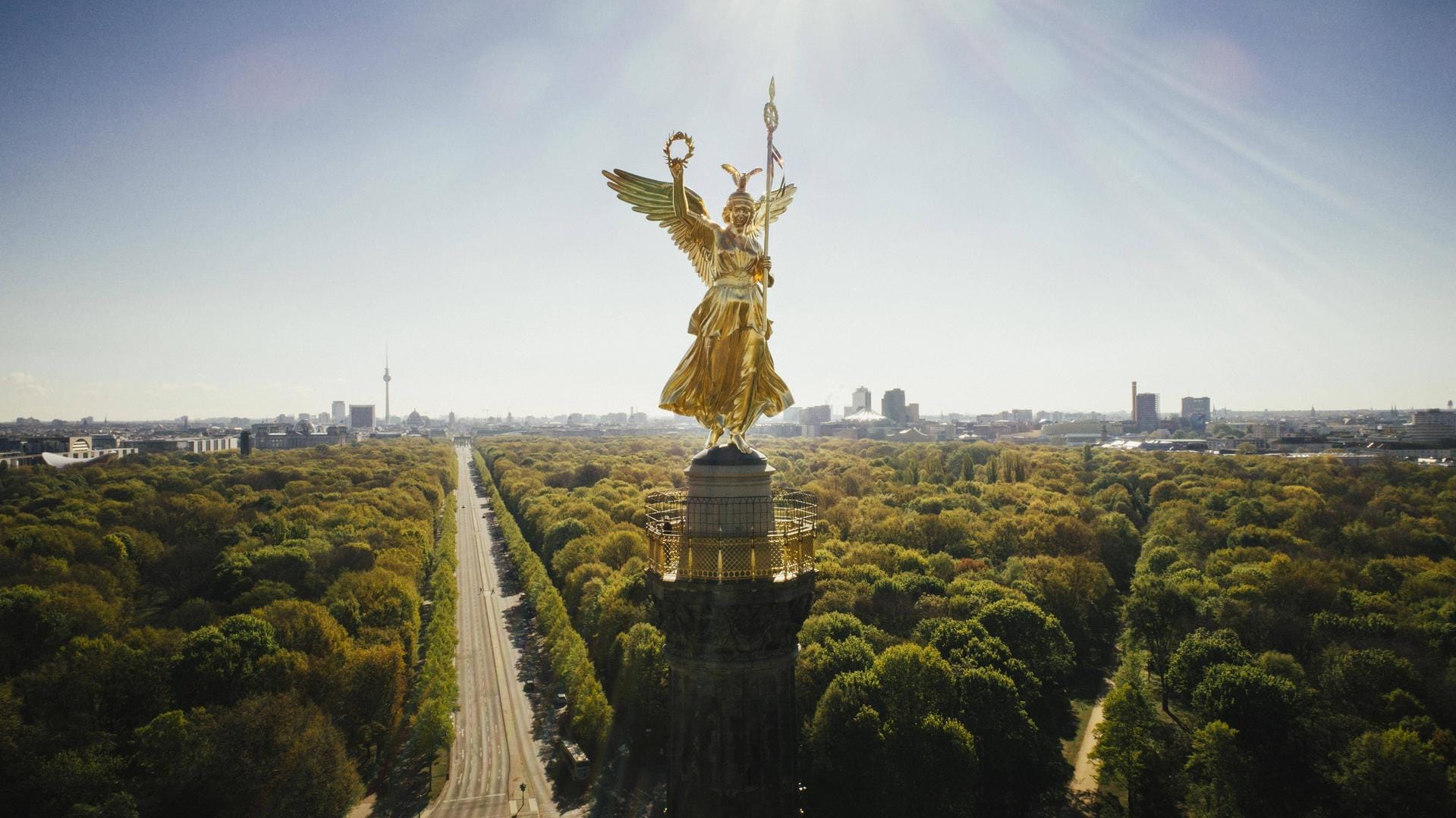 Die Siegessäule mit Siegesgöttin Viktoria auf der Spitze: Schon von weitem sieht man die "Goldelse". Die Siegessäule mit Siegesgöttin Viktoria auf der Spitze: Schon von weitem sieht man die "Goldelse".