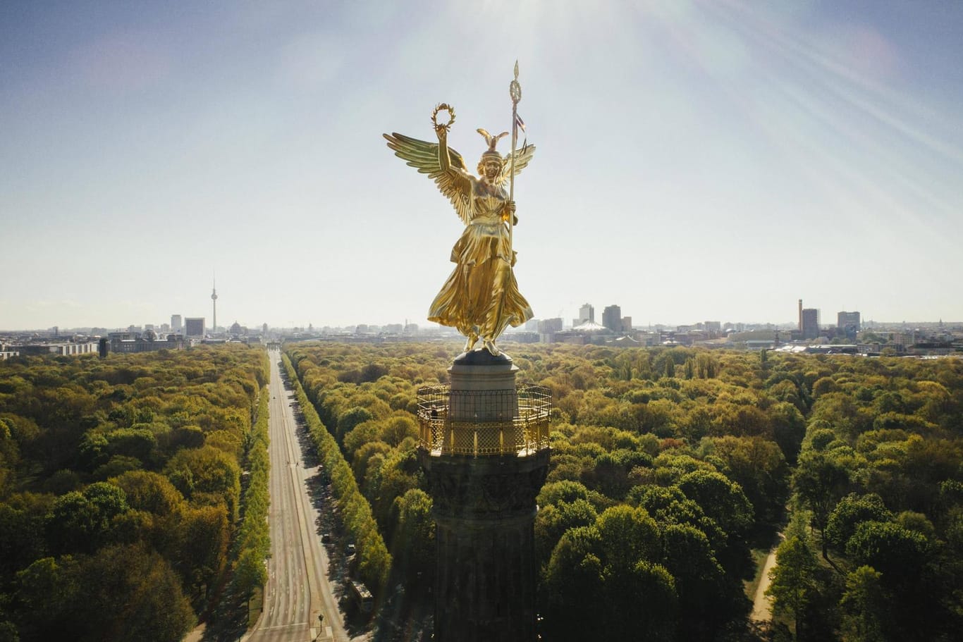 Die Siegessäule mit Siegesgöttin Viktoria auf der Spitze: Schon von weitem sieht man die "Goldelse". Die Siegessäule mit Siegesgöttin Viktoria auf der Spitze: Schon von weitem sieht man die "Goldelse".