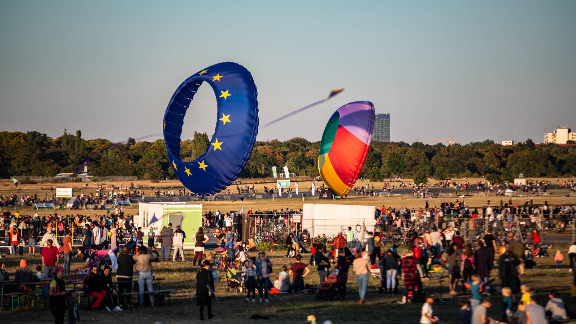 Das Tempelhofer Feld beim Festival der Riesendrachen 2019: Erst seit 2011 ist das Gelände des ehemaligen Flughafen Tempelhofs als Park freigegeben.