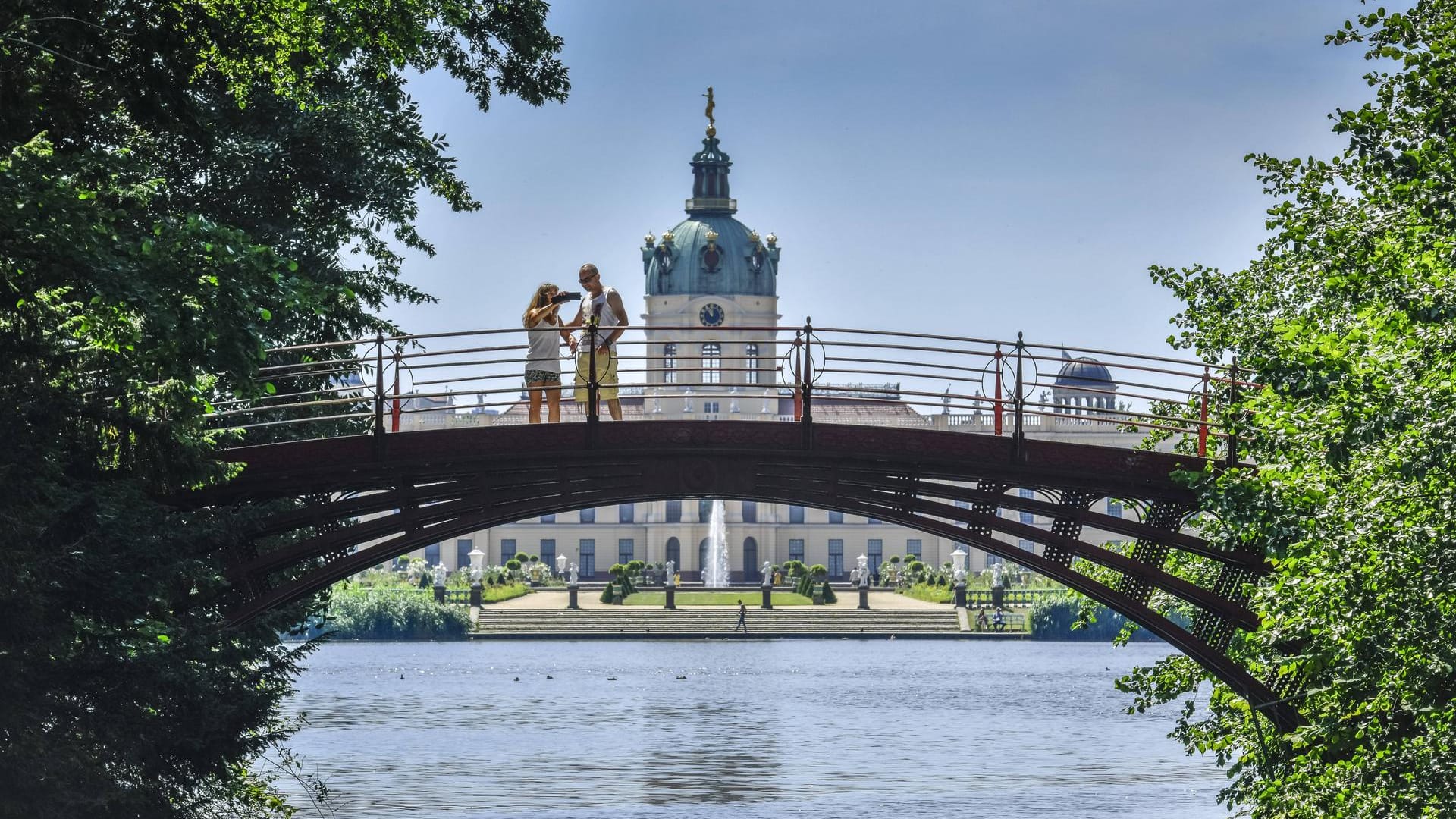 Fußgängerbrücke im Schlossgarten Charlottenburg: Ein Besuch des Parks lässt sich auch mit einem Besuch im Schloss verbinden.