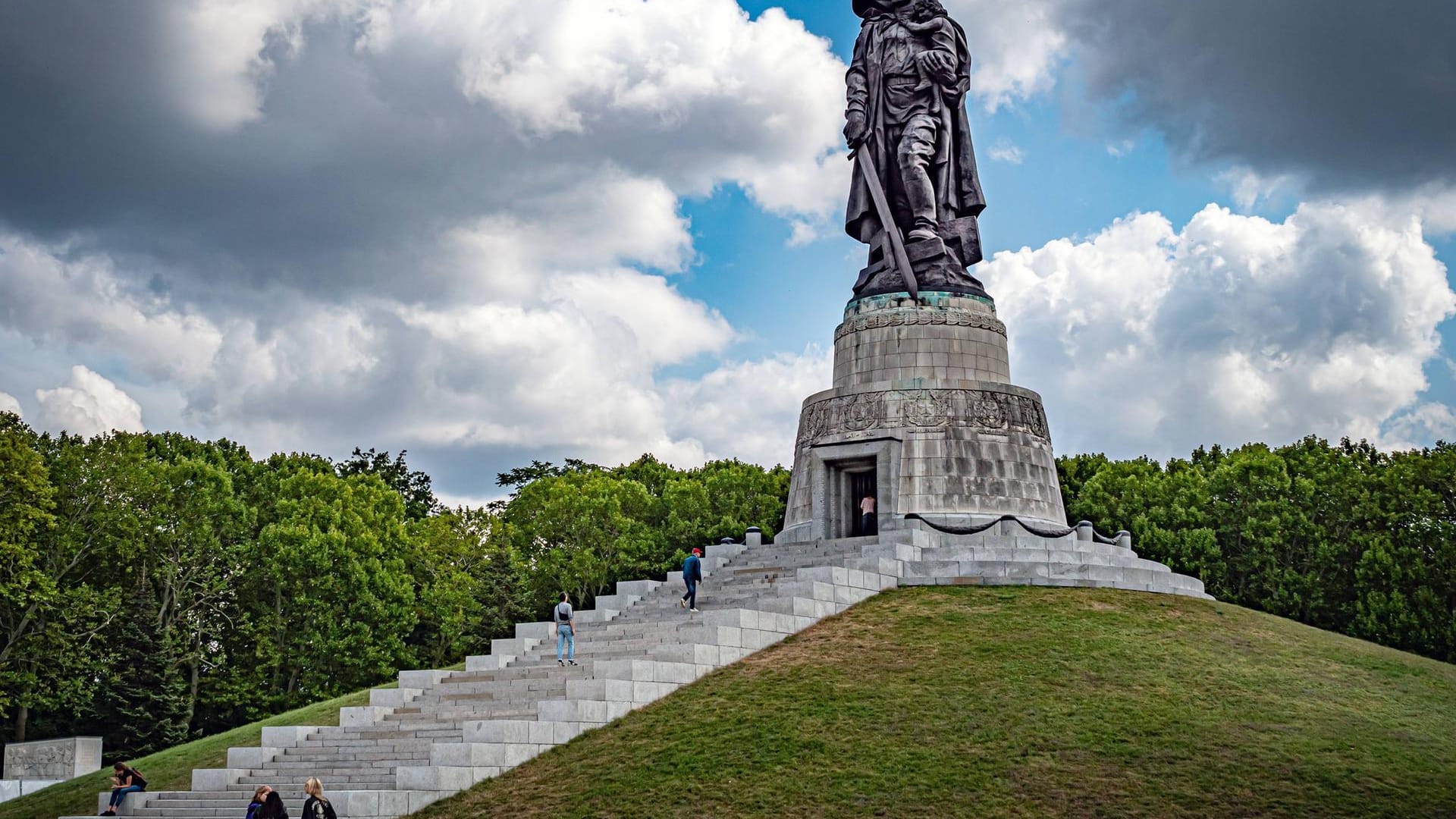Sowjetisches Ehrenmal im Treptower Park: Hier lässt sich eindrucksvoll der Einfluss der Roten Armee nach dem 2. Weltkrieg nachempfinden.