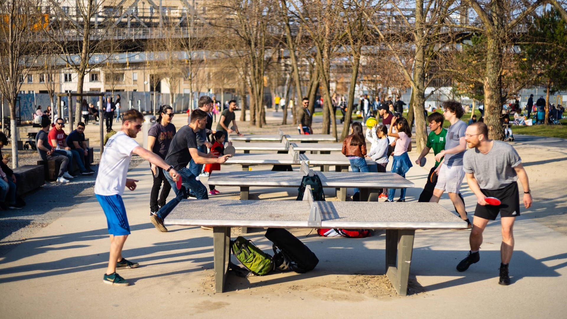 Tischtennisspielende im Park am Gleisdreieck: Genau die richtige Adresse für Sportbegeisterte.
