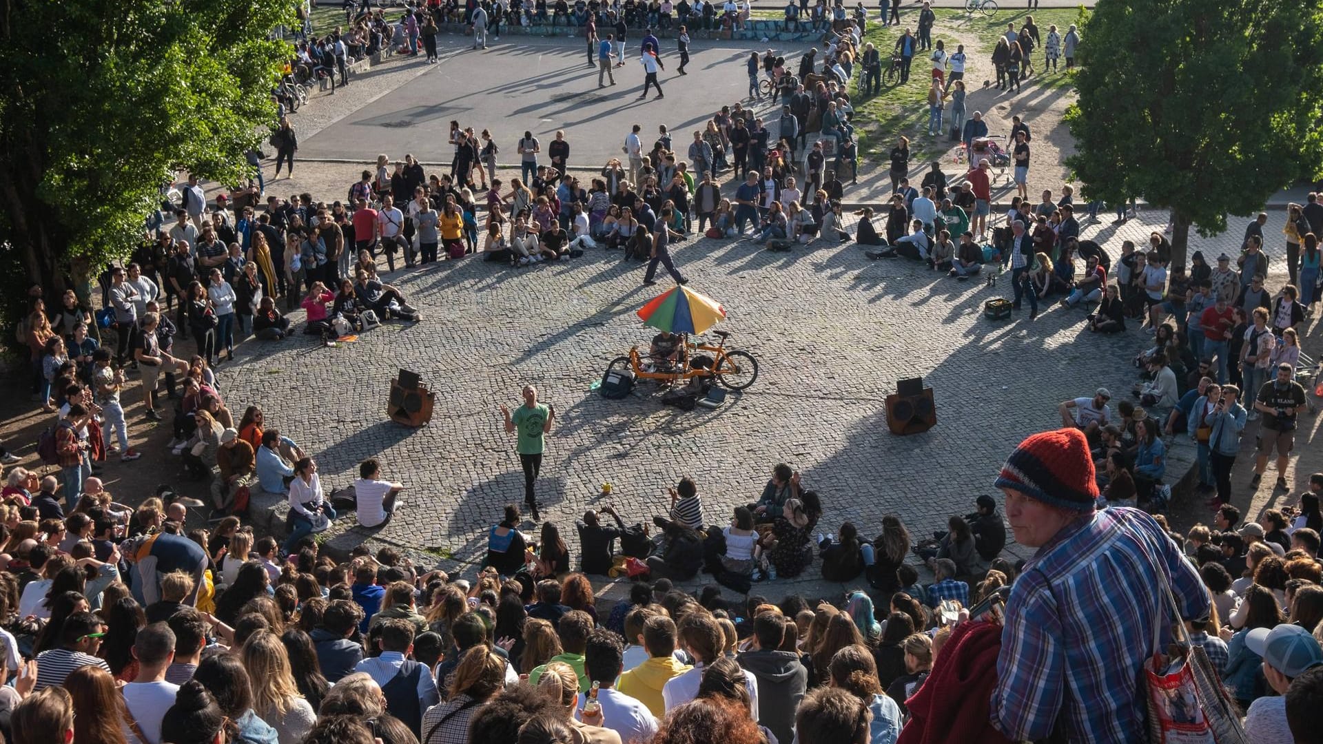 Darsteller und Publikum im Mauerpark: Der berühmte Park ist besonders im Sommer durch Künstler und Musiker geprägt.