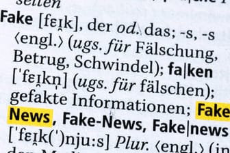 Definition von Fakenews in einem Wörterbuch: In Hagen ist ein Sportverein offenbar Opfer von Fakenews geworden (Symbolbild).