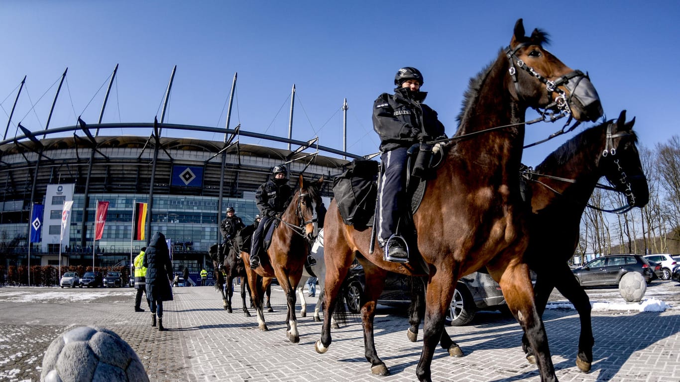 Eine Reiterstaffel der Polizei patroulliert am Stadion: Das Hamburg-Derby beschäftigt die Beamten.