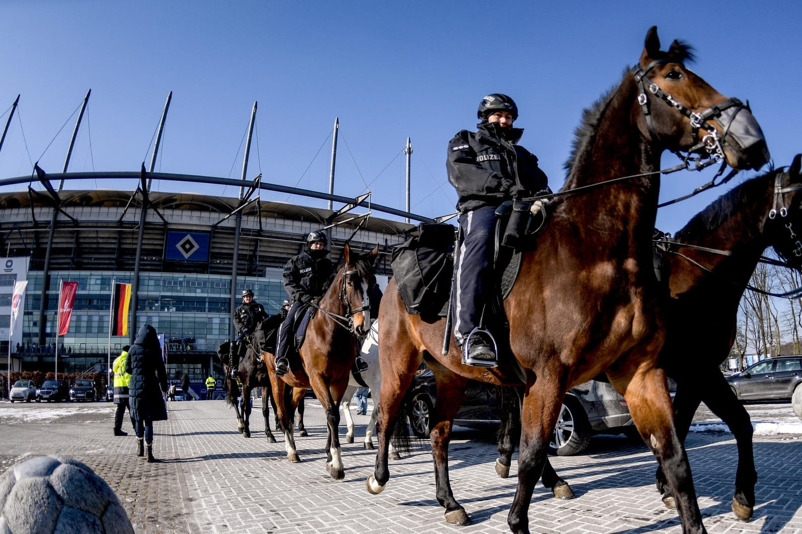 Eine Reiterstaffel der Polizei patroulliert am Stadion: Das Hamburg-Derby beschäftigt die Beamten.