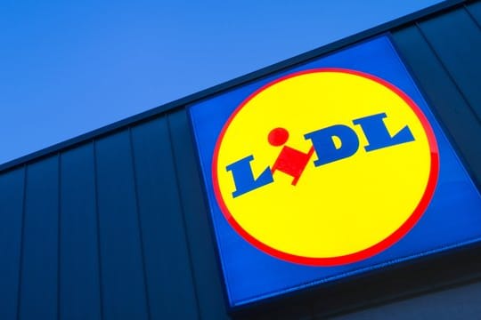 Das Logo von Lidl leuchtet an einem Supermarkt