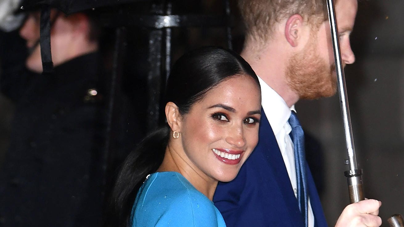 Meghan trug ein Kleid von Victoria Beckham.