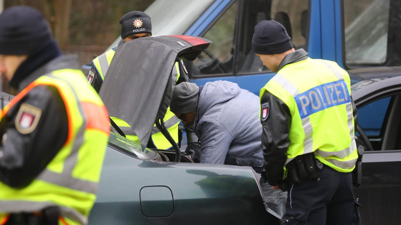 Polizisten führen eine Verkehrskontrolle durch (Symbolbild): In Kreuzberg haben Beamte bei einer Kontrolle offenbar ein Kokstaxi entdeckt.