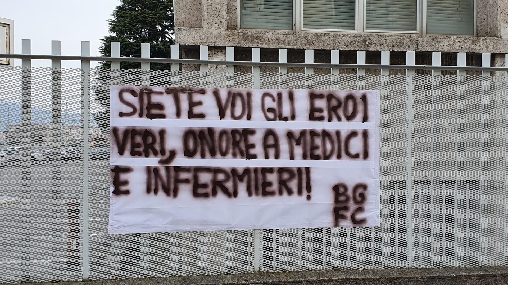 Am Montag empfing das Personal der Klinik in Bergamo ein Banner: "Sie sind die wahren Helden, Ehre den Ärzten und Krankenschwestern!"