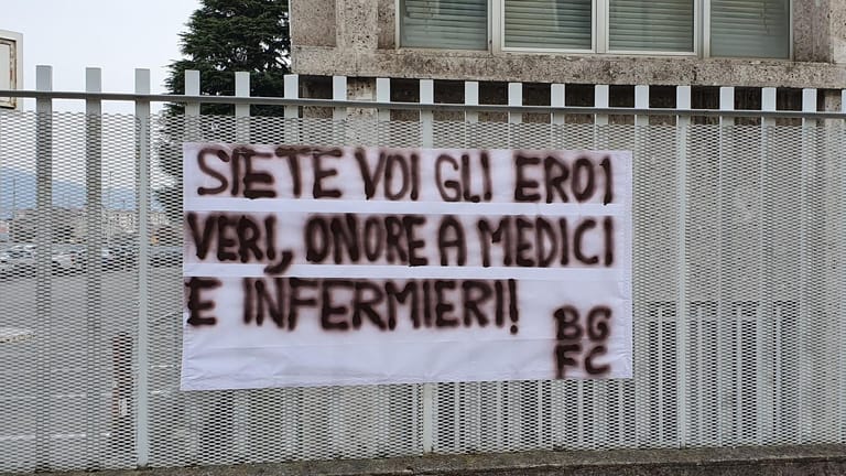 Am Montag empfing das Personal der Klinik in Bergamo ein Banner: "Sie sind die wahren Helden, Ehre den Ärzten und Krankenschwestern!"