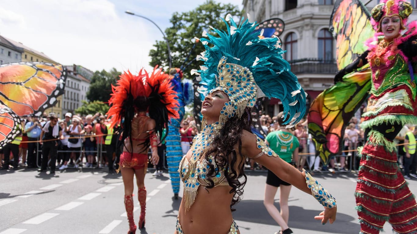 Tänzerinnen beim Karneval der Kulturen: Seit 1996 findet der beliebte Umzug in Berlin statt - nun könnte er erstmals ausfallen.