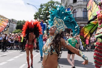 Tänzerinnen beim Karneval der Kulturen: Seit 1996 findet der beliebte Umzug in Berlin statt - nun könnte er erstmals ausfallen.