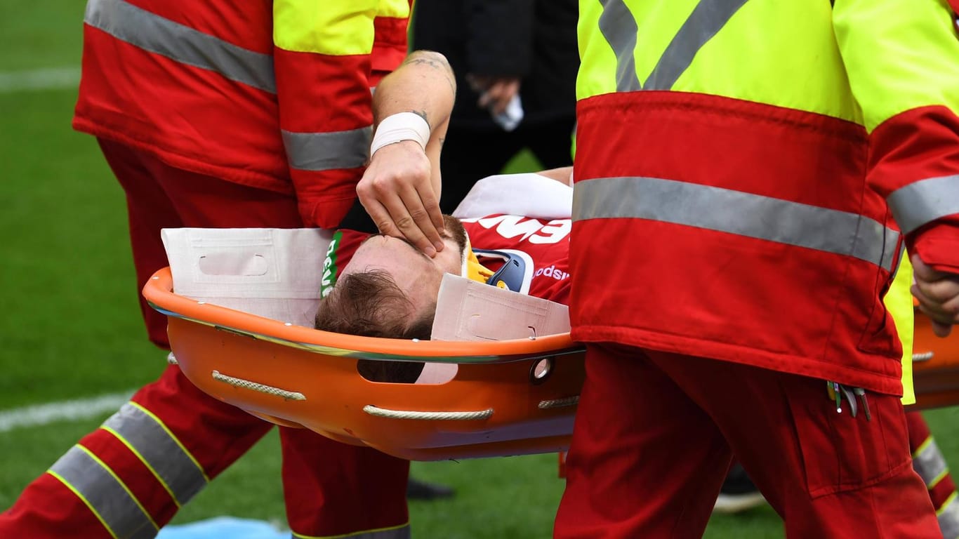 Rafael Czichos verletzt von Sanitätern vom Spielfeld getragen: Nun ist klar, dass der Abwehrspieler knapp einer Querschnittslähmung entgangen ist.