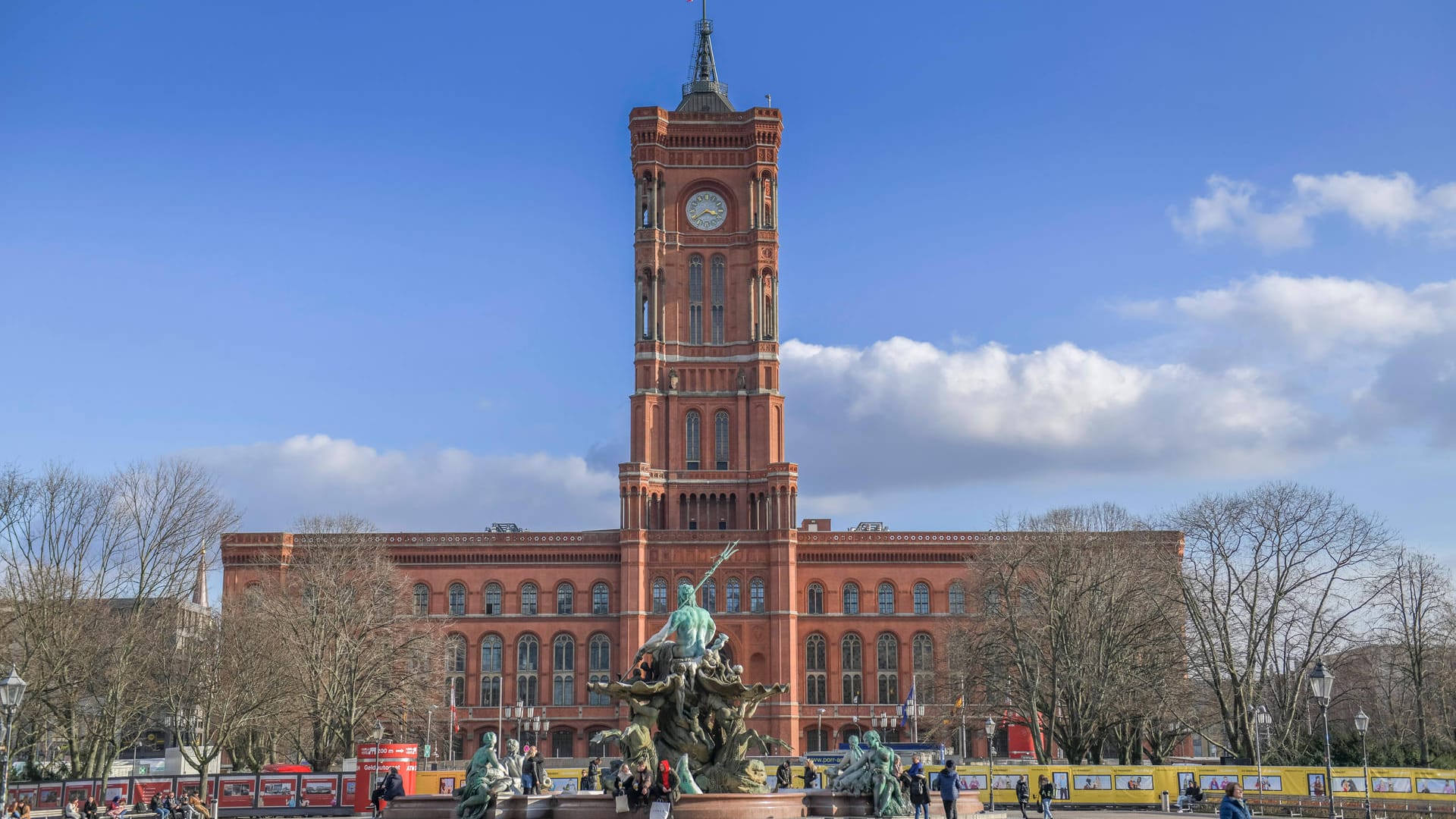 Das Rote Rathaus in Berlin: Heute entscheidet der Berliner Senat darüber, wie von Bund und Ländern getroffene Vereinbarungen zur Eindämmung des Coronavirus umgesetzt werden können.