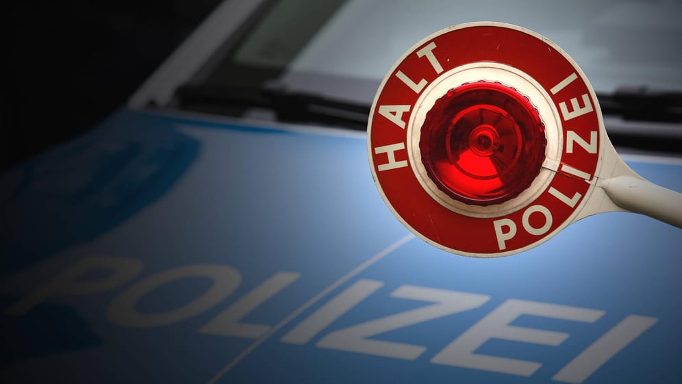 Eine Kelle mit der Aufschrift "Halt Polizei": Drei Enten haben Stuttgarter Polizisten offenbar amüsiert.