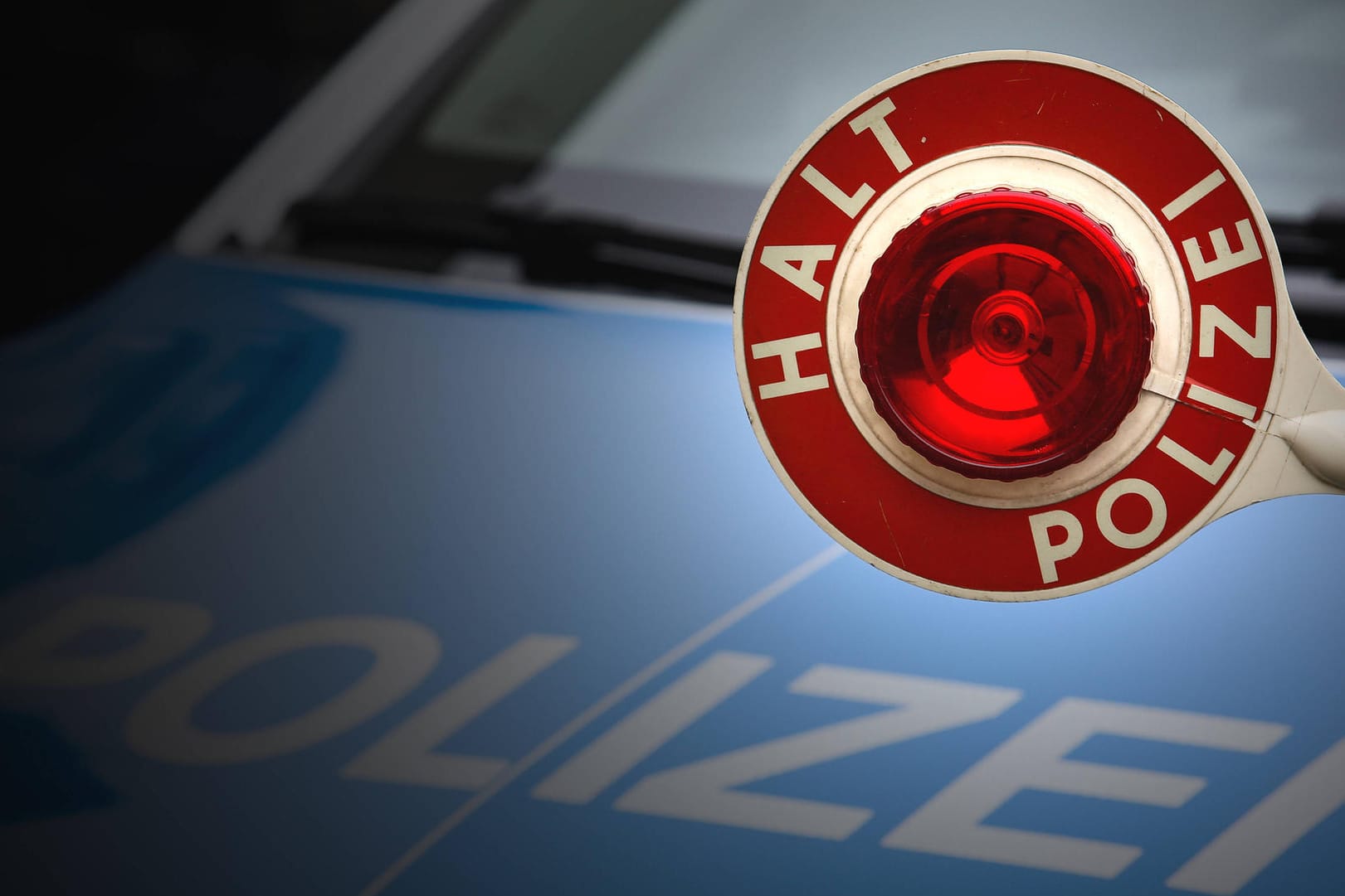 Eine Kelle mit der Aufschrift "Halt Polizei": Drei Enten haben Stuttgarter Polizisten offenbar amüsiert.