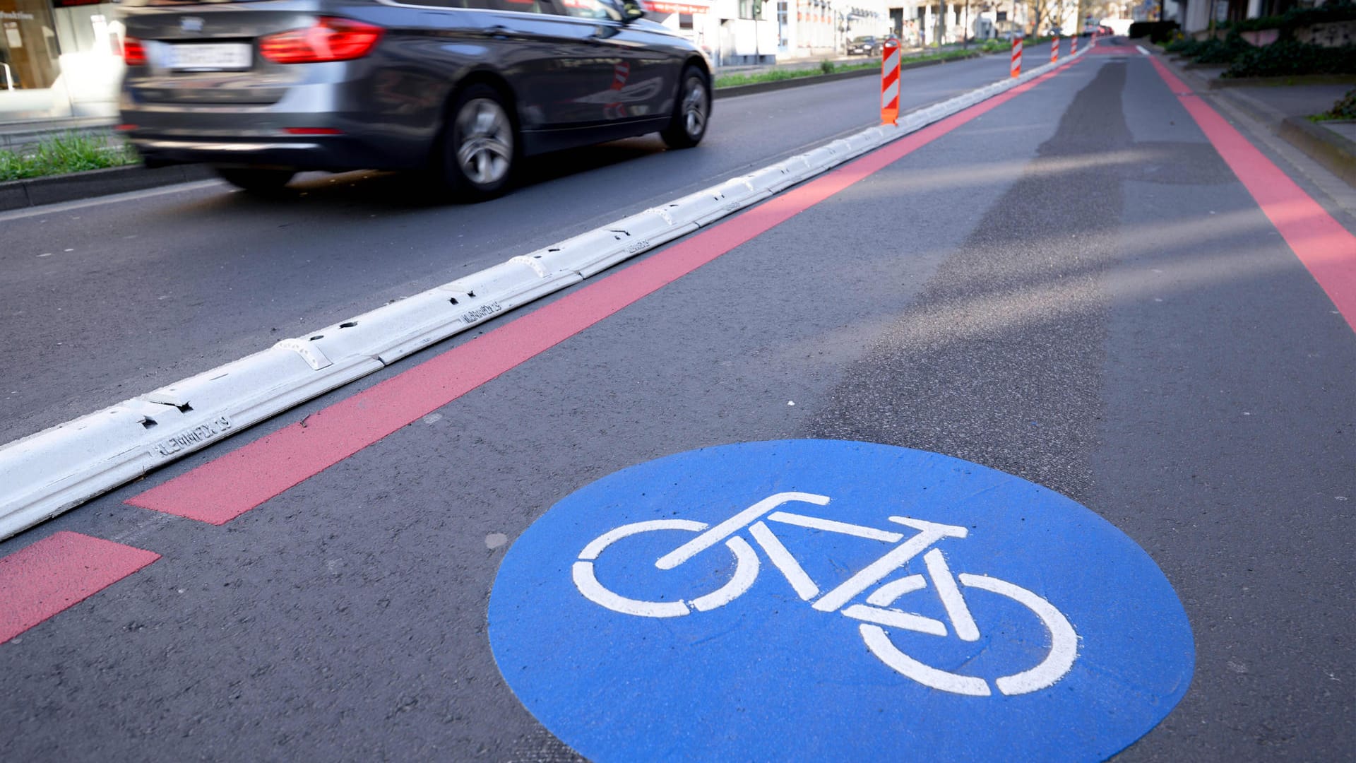 Durchgehende Linie: Sie kennzeichnet den Radfahrweg.