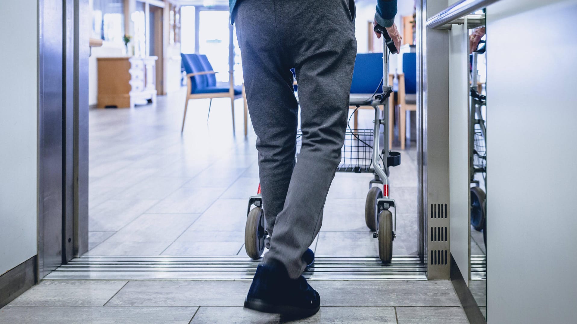 In Pflegeheimen: Der Frankfurter Oberbürgermeister kündigte mobile Corona-Tests in den Einrichtungen an. Die Aktion soll am morgigen Dienstag starten. In Pflegeheimen: Der Frankfurter Oberbürgermeister kündigte mobile Corona-Tests in den Einrichtungen an. Die Aktion soll am morgigen Dienstag starten.