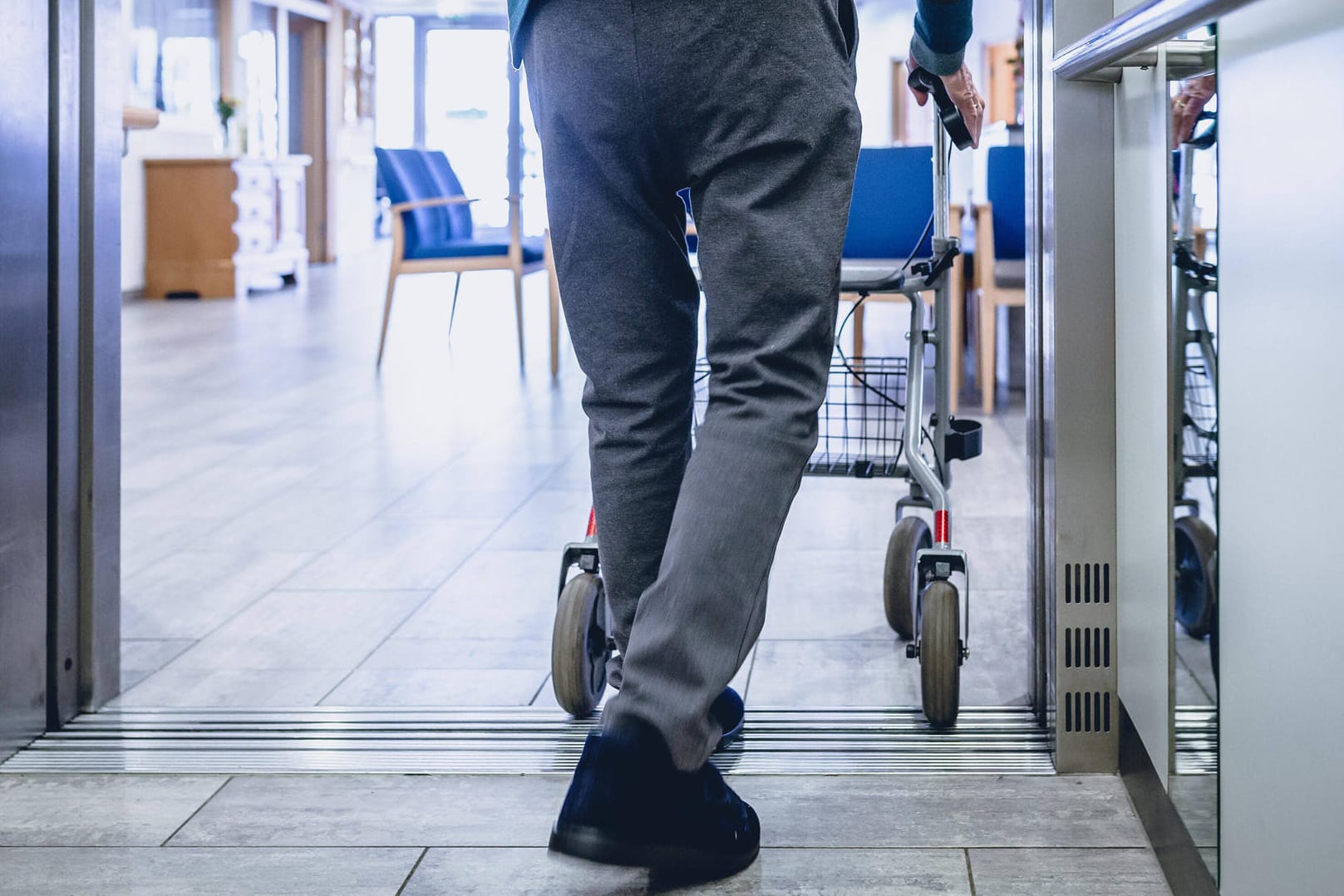 In Pflegeheimen: Der Frankfurter Oberbürgermeister kündigte mobile Corona-Tests in den Einrichtungen an. Die Aktion soll am morgigen Dienstag starten. In Pflegeheimen: Der Frankfurter Oberbürgermeister kündigte mobile Corona-Tests in den Einrichtungen an. Die Aktion soll am morgigen Dienstag starten.