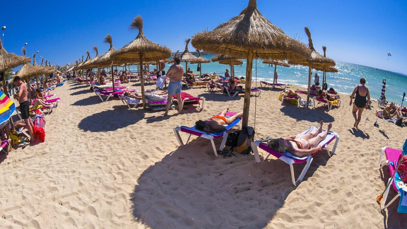 Bräunen auf einer Liege an einem Strand auf Mallorca? Das könnte für viele Deutsche in diesem Jahr ein unerfüllter Traum bleiben.