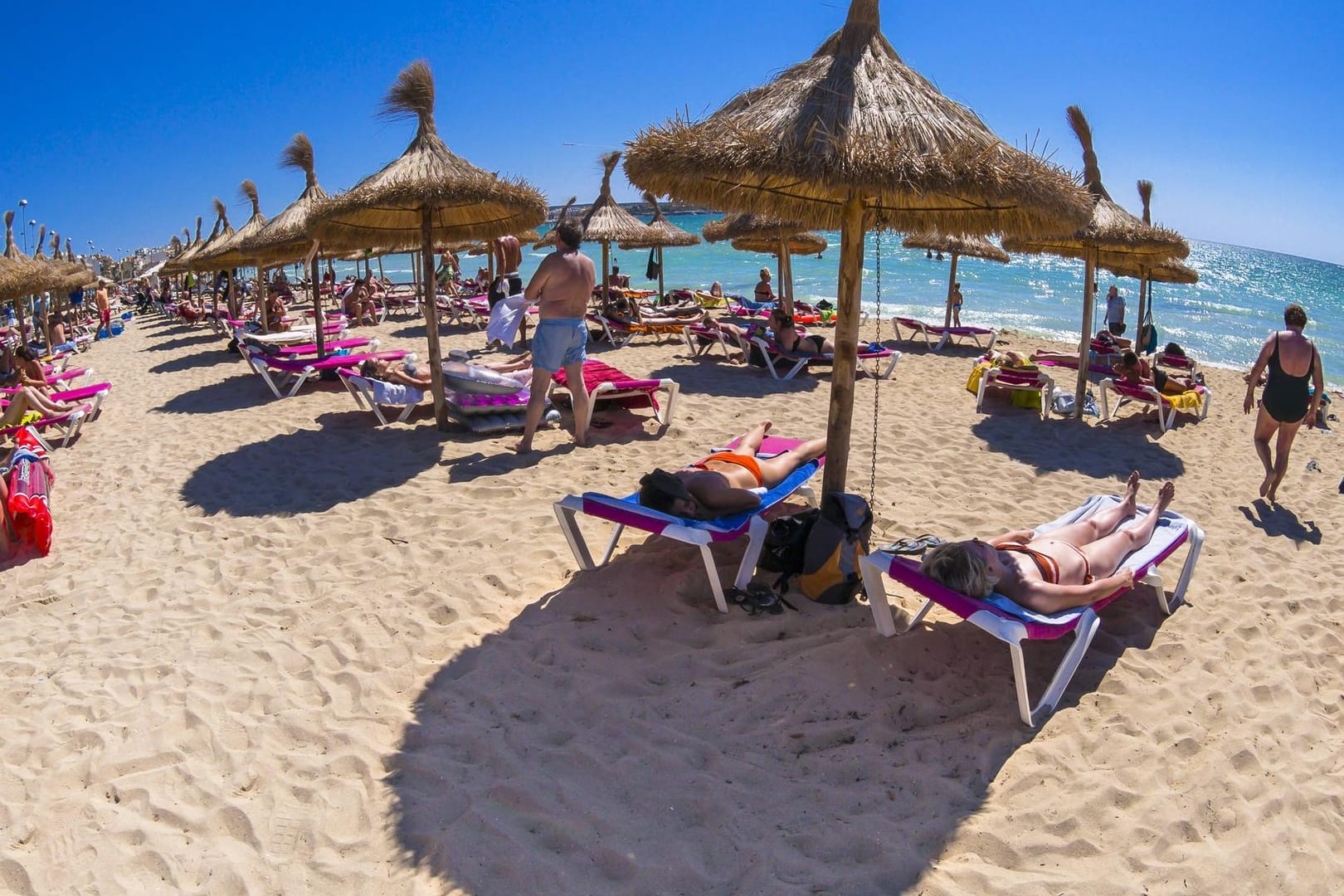 Bräunen auf einer Liege an einem Strand auf Mallorca? Das könnte für viele Deutsche in diesem Jahr ein unerfüllter Traum bleiben.