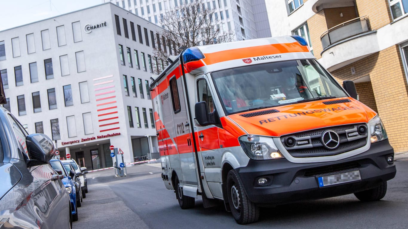 Ein Rettungswagen (Symbolbild): Notfallsanitäter wurden in Bremerhaven von zwei Männern angegriffen.
