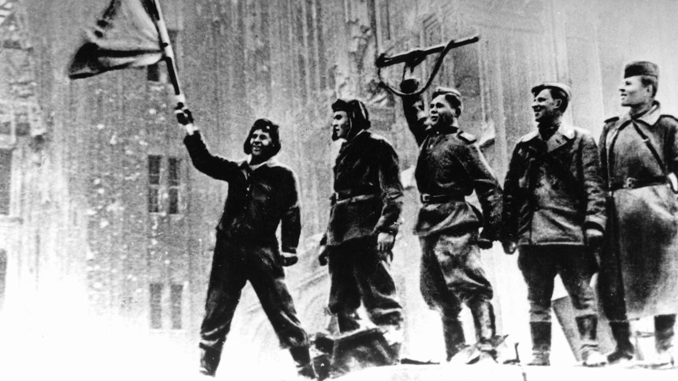 Berlin 1945: Soldaten der Roten Armee feiern ihren Sieg.