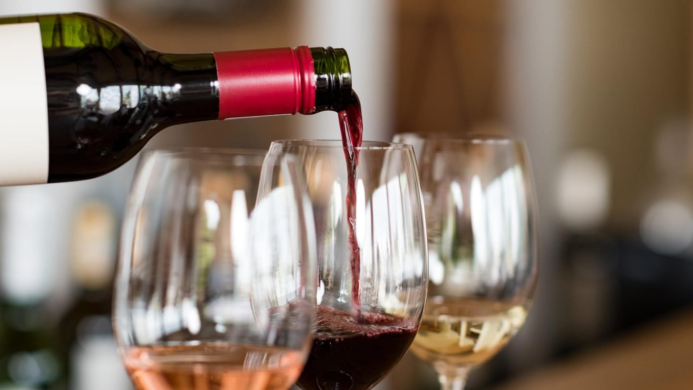 Rotwein: Viele Menschen trinken seit Corona vermehrt zu Hause Alkohol.