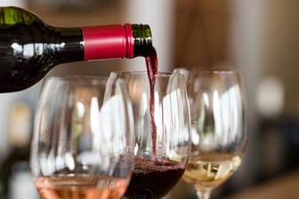 Rotwein: Viele Menschen trinken seit Corona vermehrt zu Hause Alkohol.