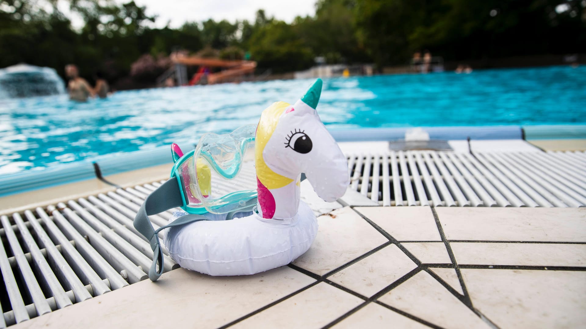 Ein Einhorn vor einem Freibad: Bäder dürfen in Nürnberg noch nicht öffnen.