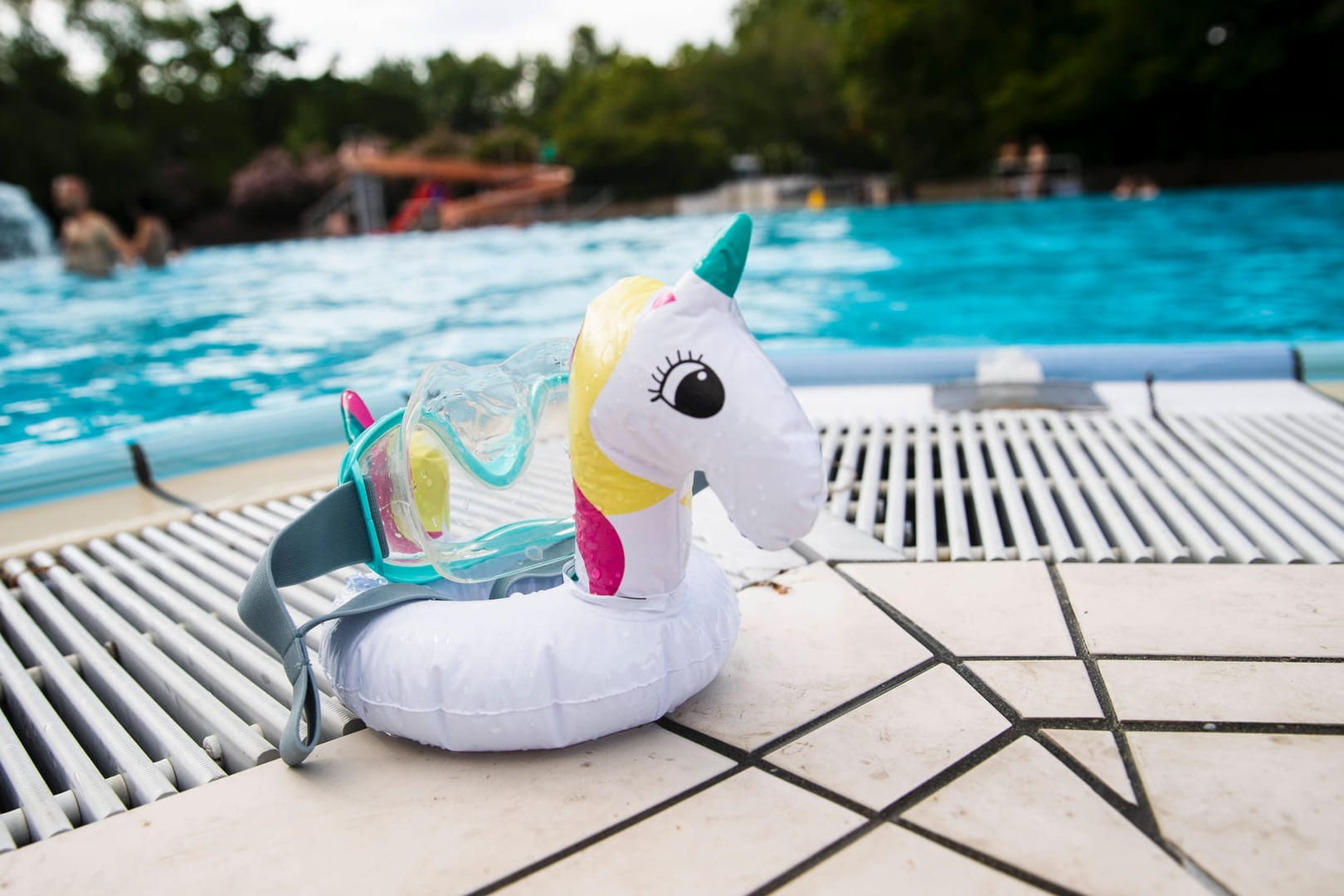 Ein Einhorn vor einem Freibad: Bäder dürfen in Nürnberg noch nicht öffnen.