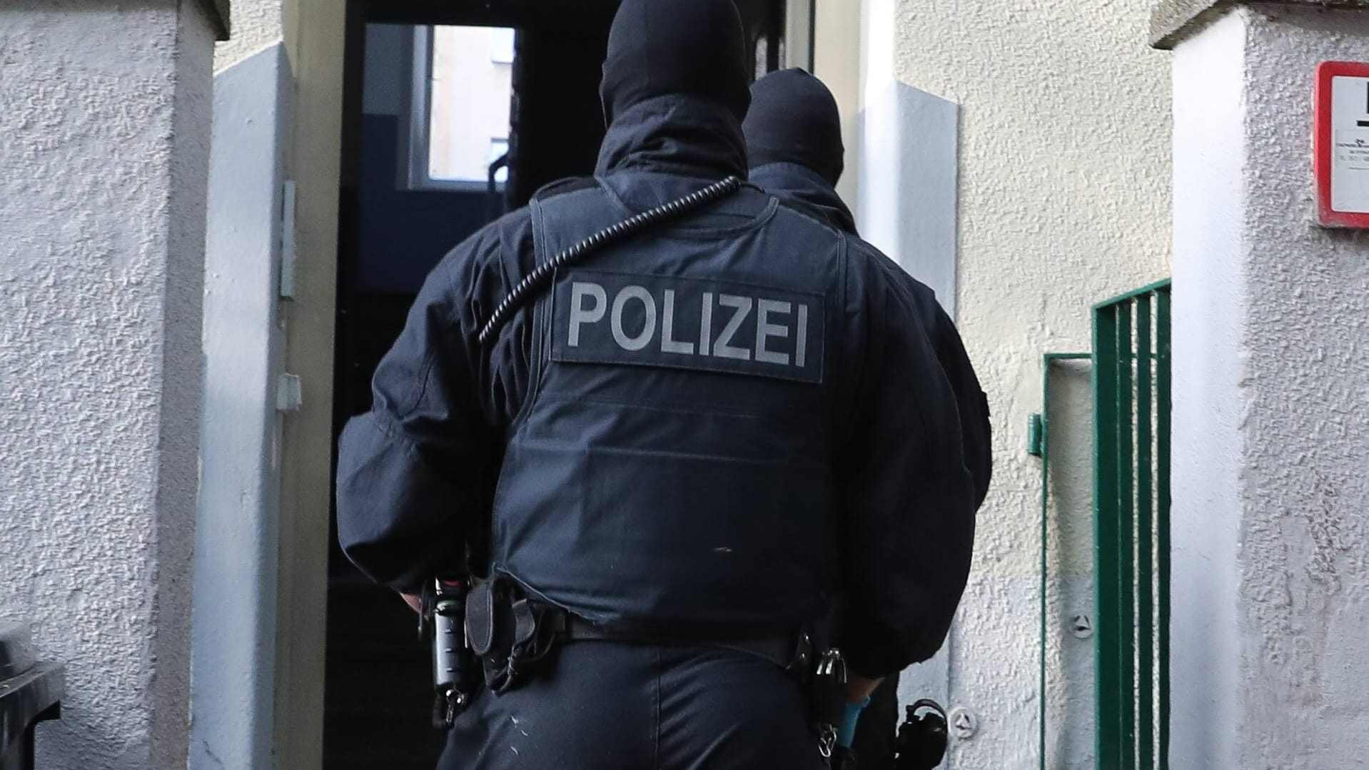 Razzia der Bundespolizei (Symbolbild): In Berlin wurden verdächtige Objekte von mutmaßlichen Schleusern durchsucht. Razzia der Bundespolizei (Symbolbild): In Berlin wurden verdächtige Objekte von mutmaßlichen Schleusern durchsucht.