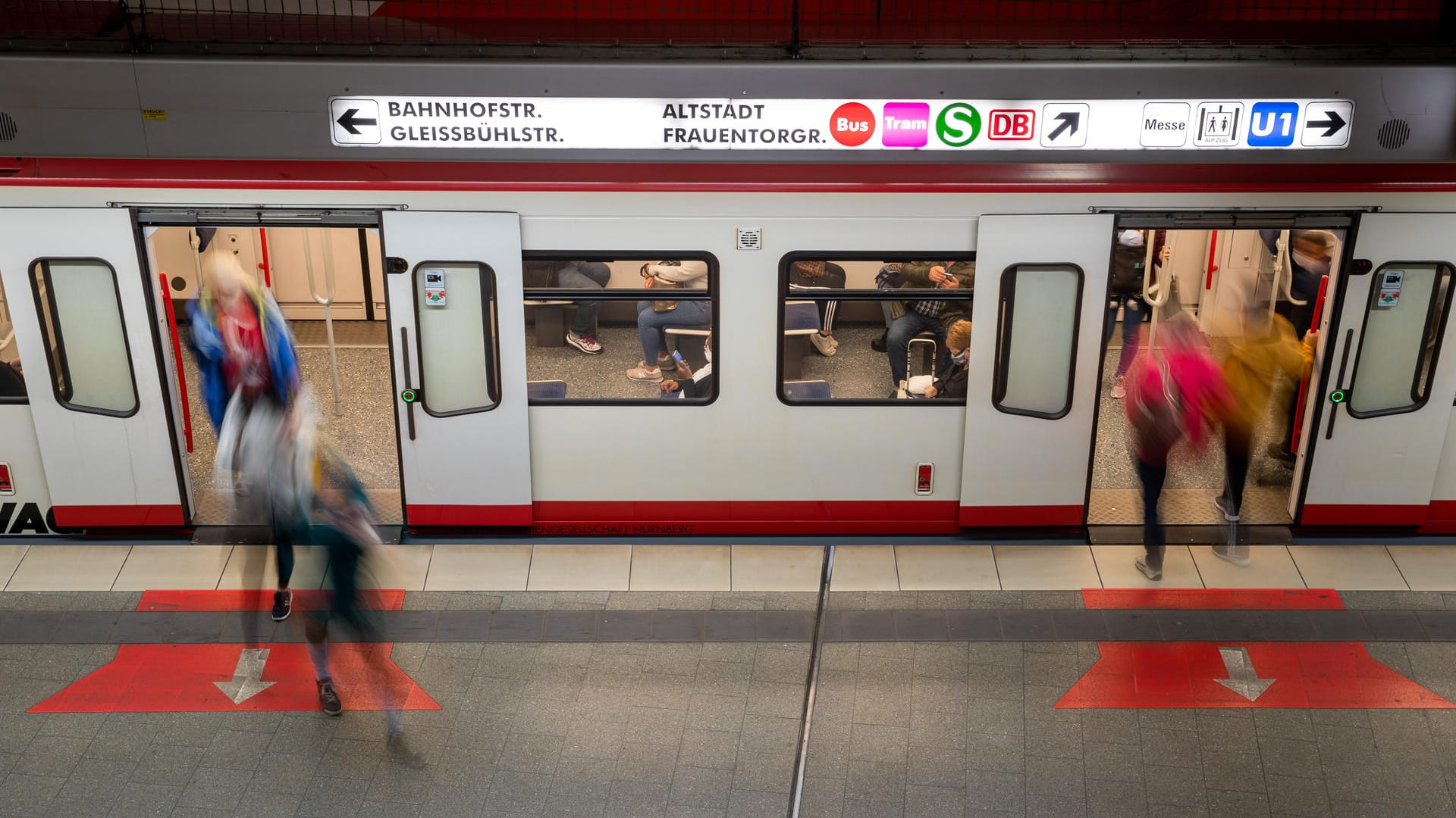 Eine U-Bahn am Nürnberger Hauptbahnhof (Symbolfoto): Reisenden müssen in den kommenden Wochen mit Einschränkungen rechnen.
