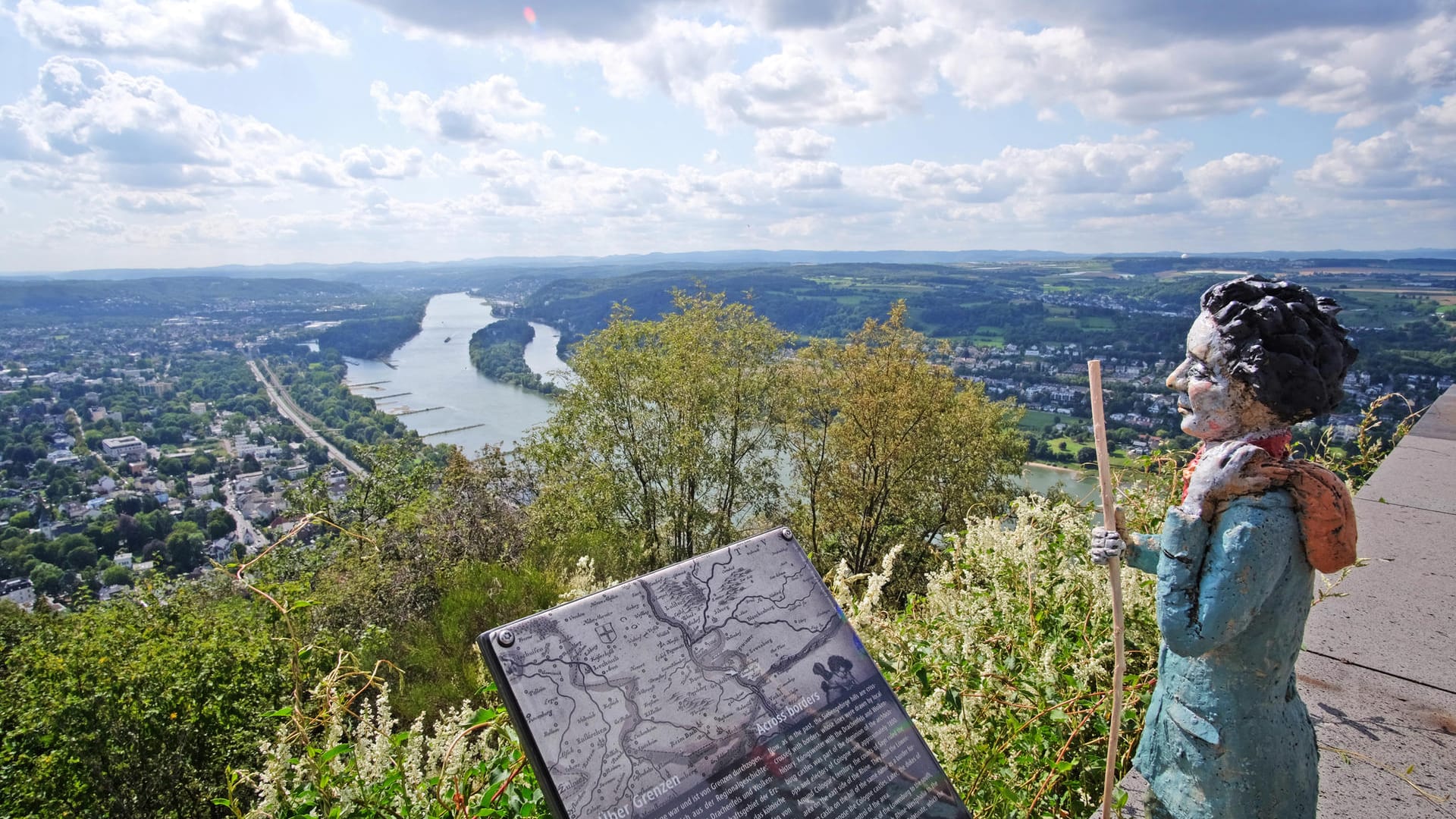 Auf dem Beethoven-Wanderweg rund um Königswinter: Drachenfelsplateau mit Tafel und Ausblick.