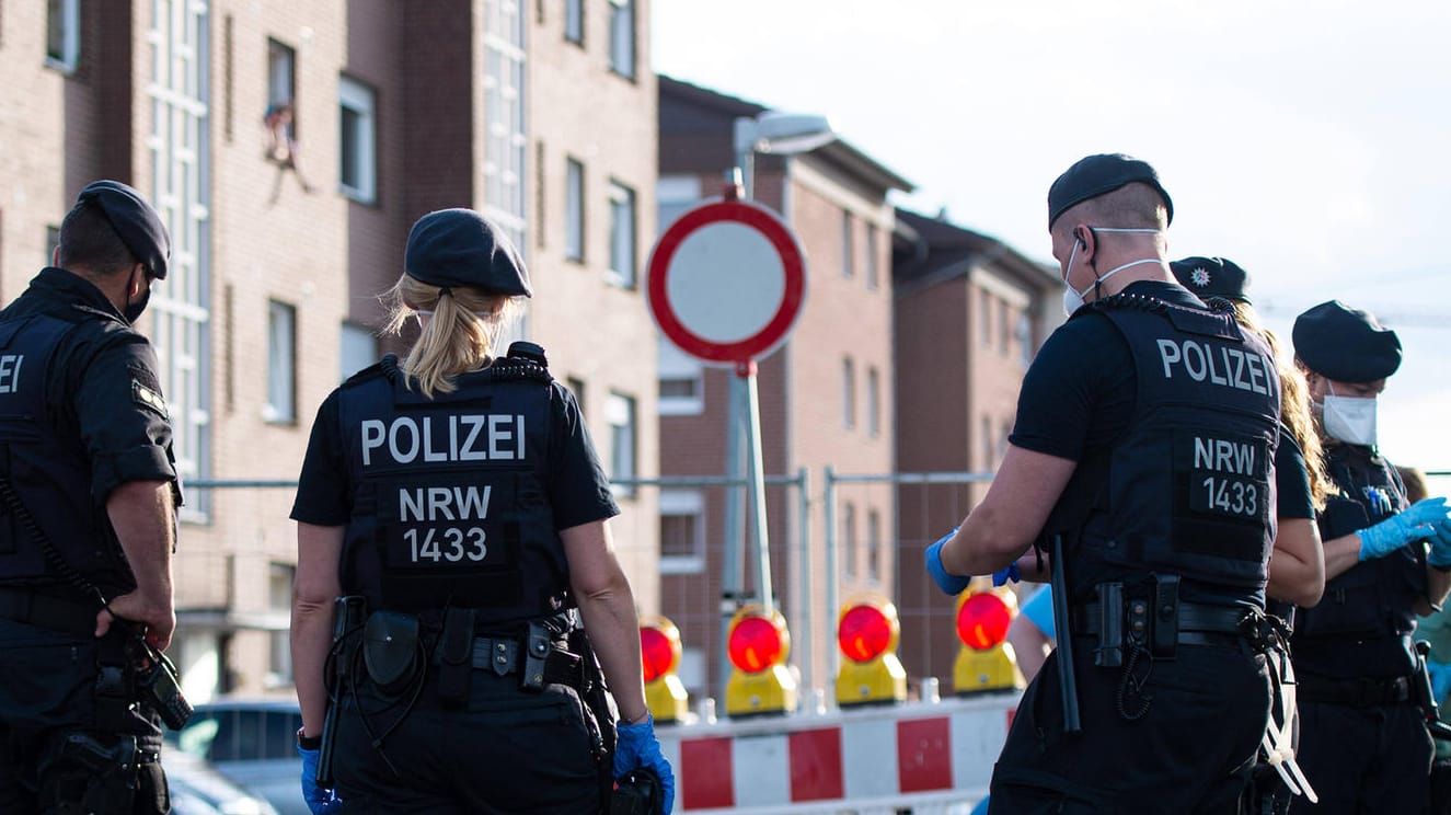 Polizisten vor einer Wohnsiedlung von Tönnies-Mitarbeitern in Verl: Im Kreis Gütersloh herrschen nach dem Ausbruch in der Fleischfabrik wieder strenge Corona-Maßnahmen.