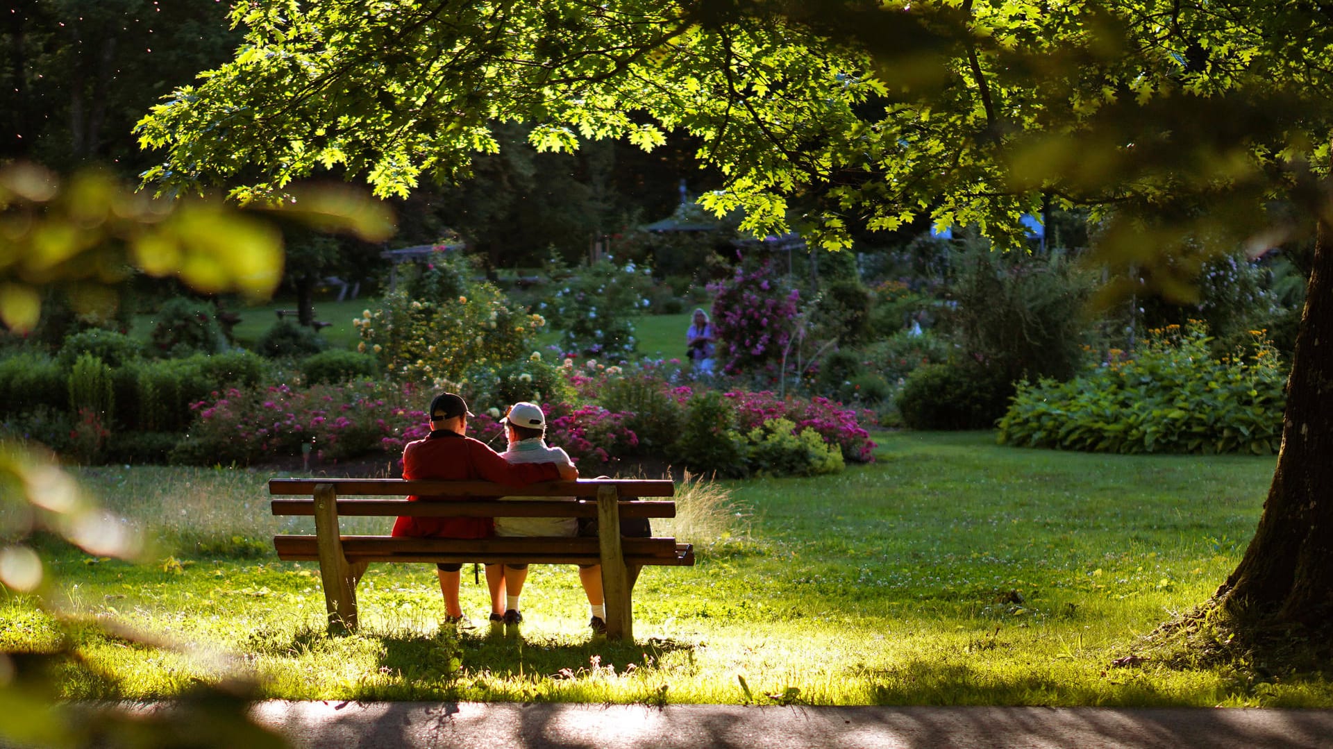 Erholung auf der Parkbank im warmen Abendlicht: Nach dem unbeständigen Wetter der vergangenen Woche kehrt am Wochenende der Sommer zurück.