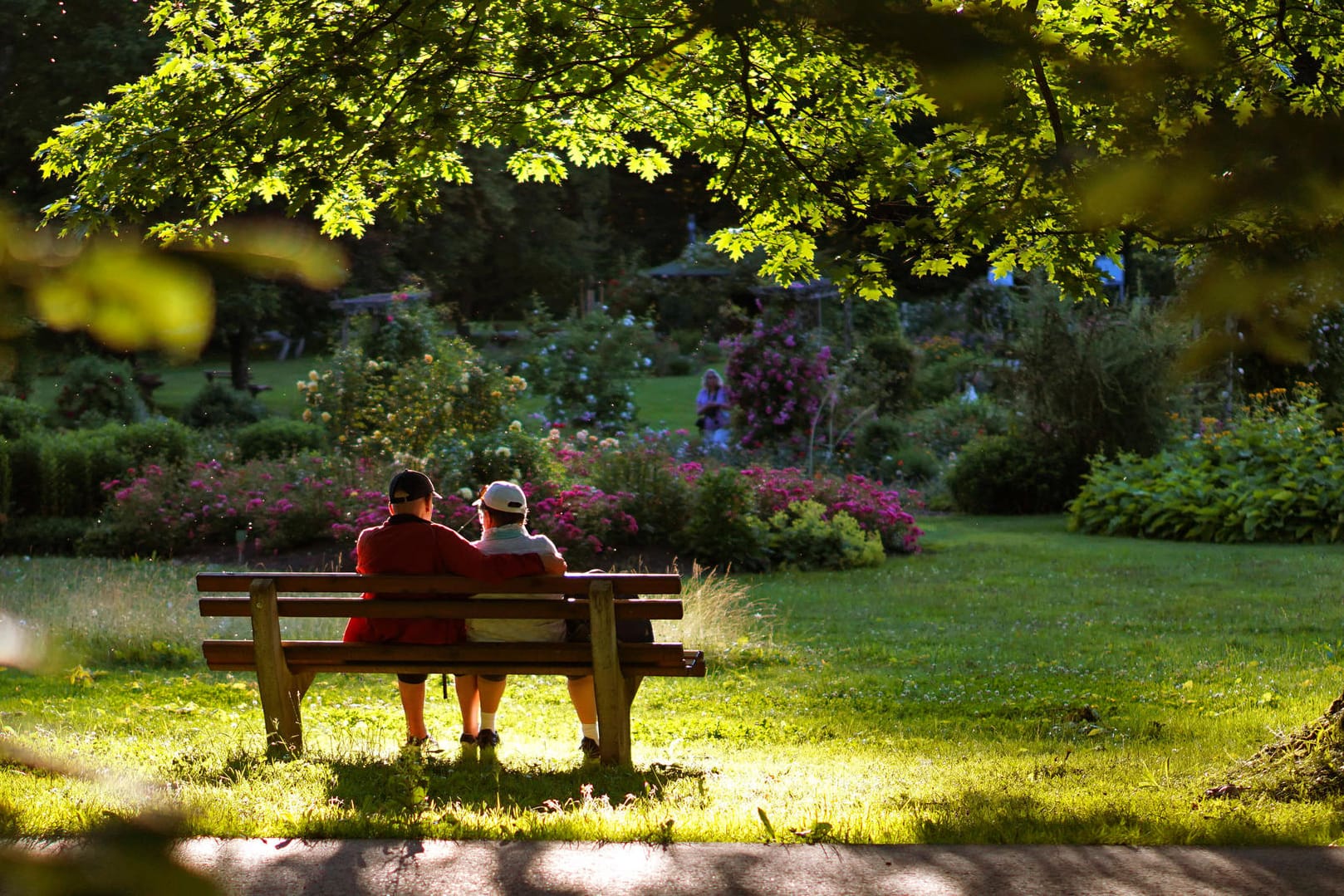 Erholung auf der Parkbank im warmen Abendlicht: Nach dem unbeständigen Wetter der vergangenen Woche kehrt am Wochenende der Sommer zurück.