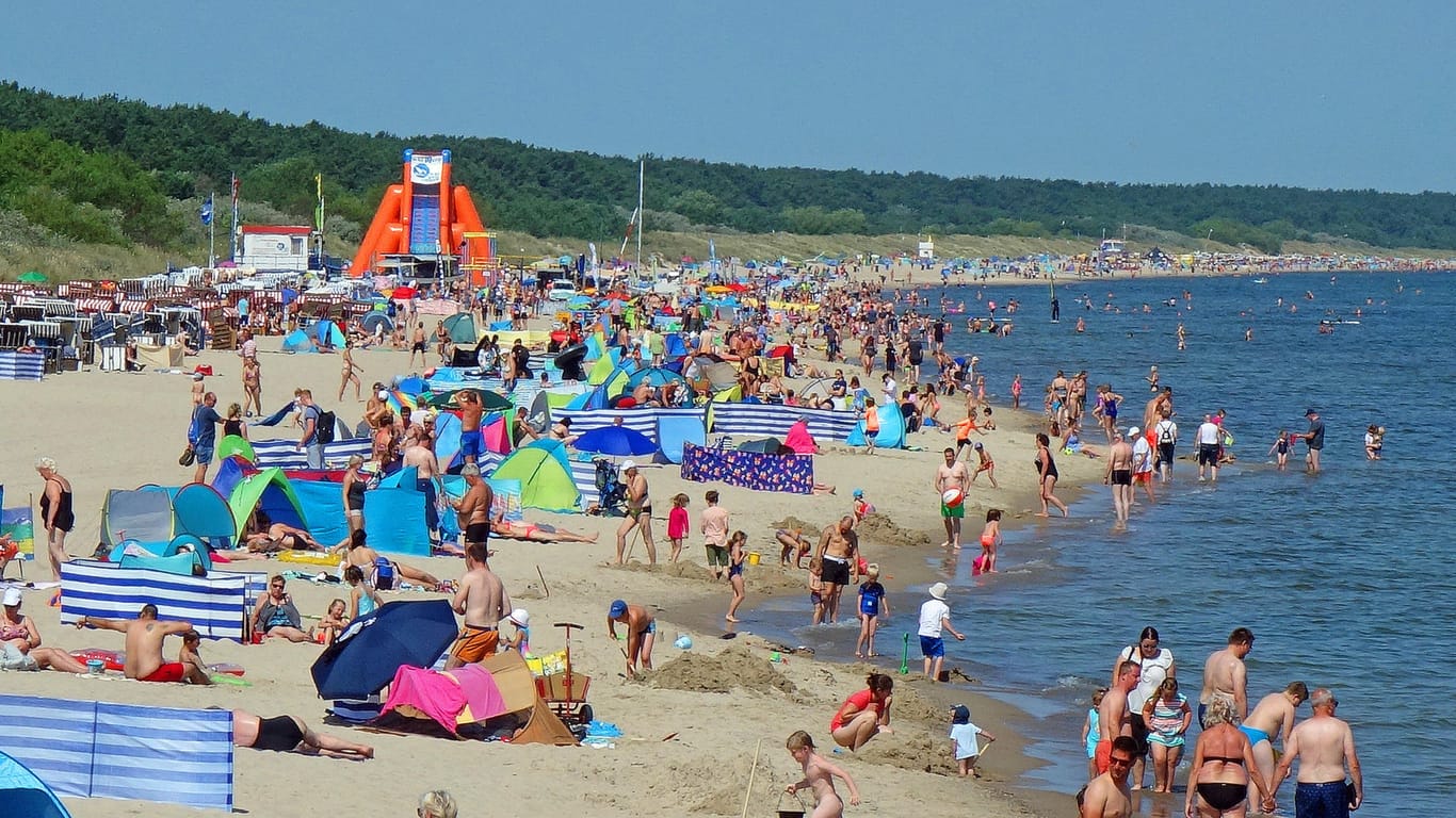 Voller Strand auf Usedom: Wegen der Corona-Krise machen viele Deutsche Urlaub in der Heimat.