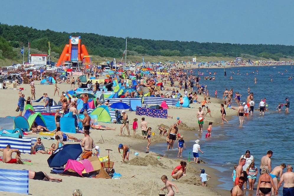 Voller Strand auf Usedom: Wegen der Corona-Krise machen viele Deutsche Urlaub in der Heimat.