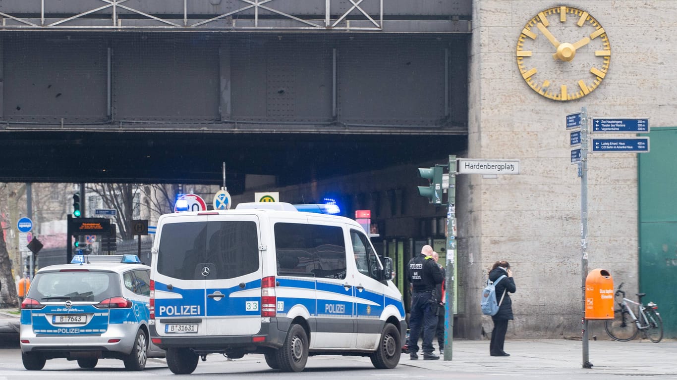 Polizeifahrzeuge am Bahnhof Zoologischer Garten in Berlin (Symbolbild): Hier wurde der Verdächtige festgenommen.