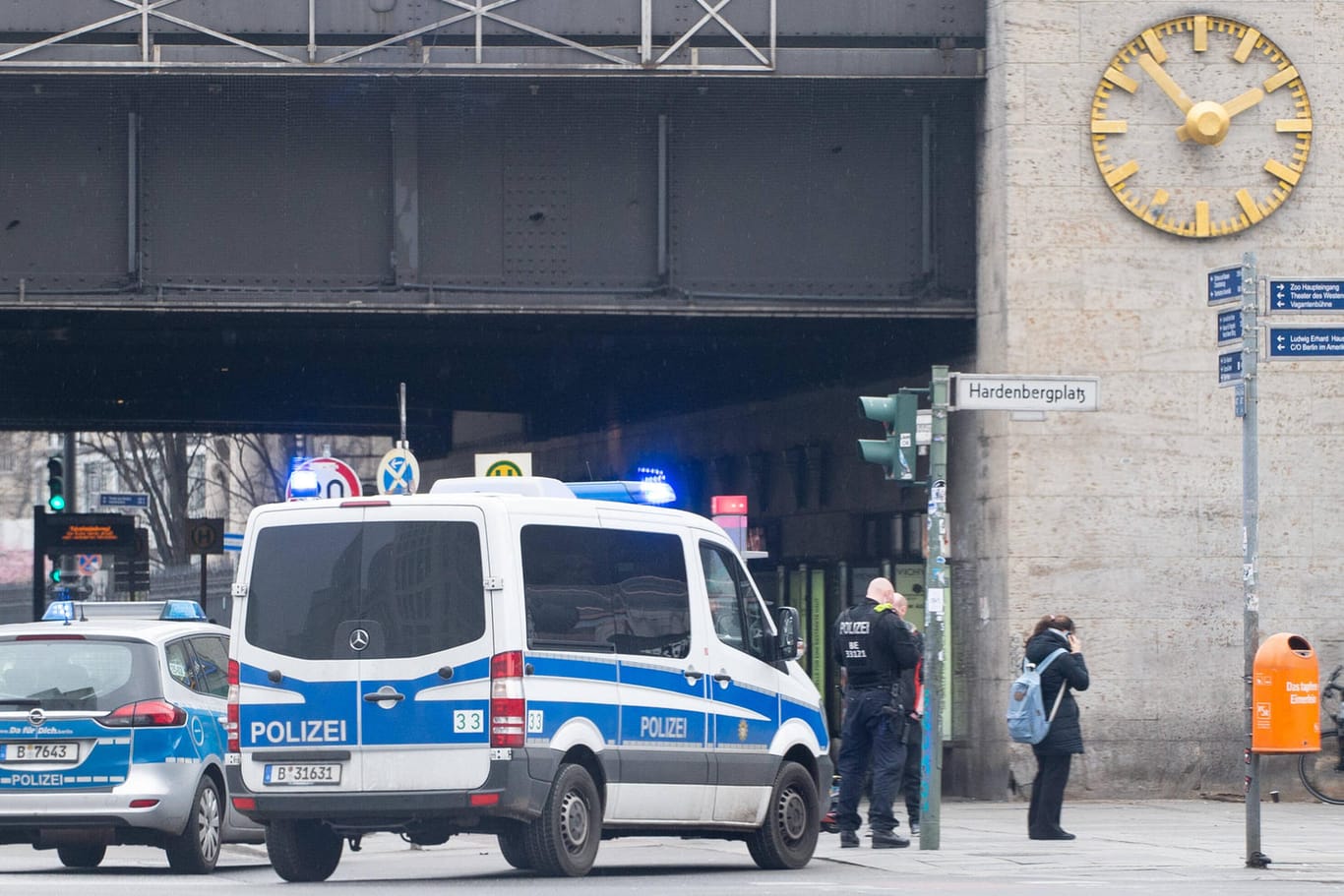 Polizeifahrzeuge am Bahnhof Zoologischer Garten in Berlin (Symbolbild): Hier wurde der Verdächtige festgenommen.
