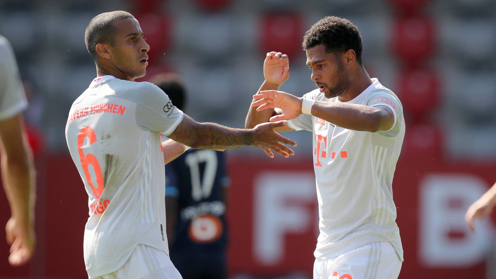 Thiago (l.) und Torschütze Serge Gnabry (r.): Vor leeren Rängen auf dem vereinseigenen Campus behielt der FC Bayern gegen die Franzosen aus Marseille die Oberhand.