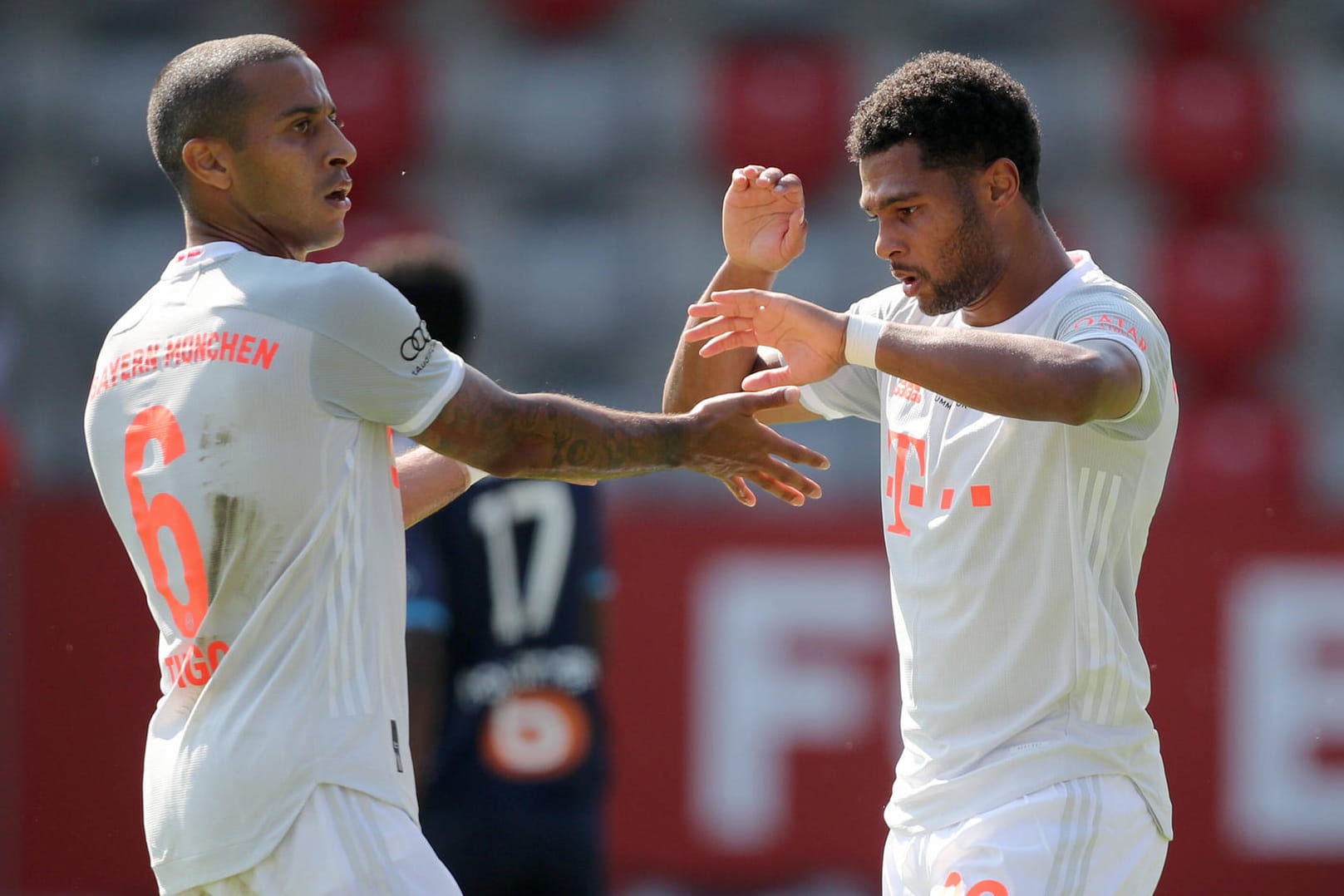 Thiago (l.) und Torschütze Serge Gnabry (r.): Vor leeren Rängen auf dem vereinseigenen Campus behielt der FC Bayern gegen die Franzosen aus Marseille die Oberhand.