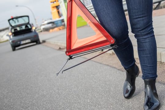 Warndreieck aufstellen, Pannenservice anrufen - so macht man es richtig.